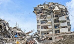 fortes terremotos de 7.2 e 7.5 na escala ritcher nessa quarta-feira (24). O mini