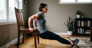 Treinos de força específicos ajudam a recuperar a firmeza muscular dos membros superiores de forma segura e gradual. – Imagem gerada por IA