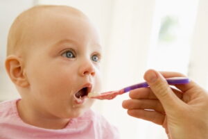 tante manter a calma, verificar se o bebê respira, se chora ou tosse, e colocar