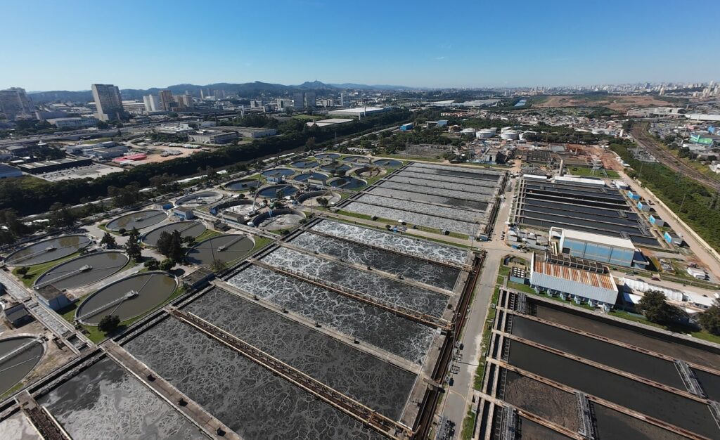 Expansão e o retrofit da ETE Barueri fazem parte do programa Integra Tietê e representam um investimento total de R$ 5,7 bilhões. Foto: Divulgação/Governo de SP