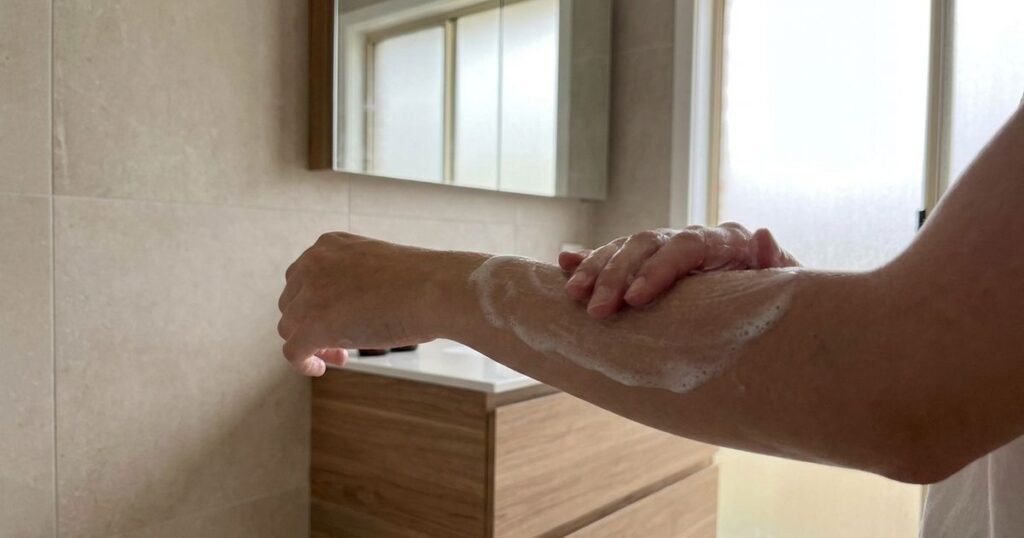 A higienização suave com as mãos preserva a proteção natural da pele e evita irritações causadas por esponjas tradicionais. – Imagem gerada por IA