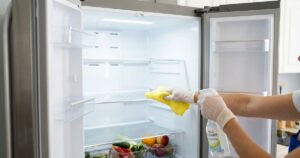 Manter a geladeira higienizada é essencial para conservar os alimentos e garantir a eficiência do aparelho. – Imagem gerada por IA