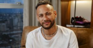 Neymar aparece na balada sem aliança durante folga da Copa do Mundo