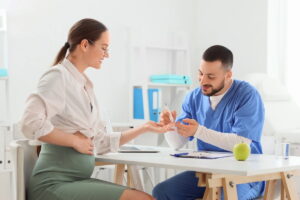 exemplo. A diabetes gestacional pode surgir em mulheres que possuem histórico fa