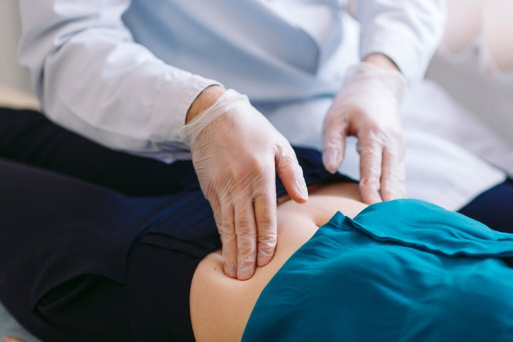 condições mais sérias como cirurgia de hérnia umbilical, onfalite e piercing inf