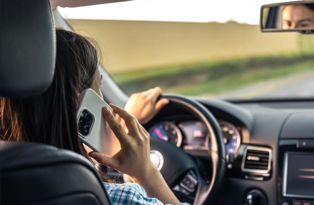 Celular ao volante: conheça as três multas e os riscos para a segurança no trânsito