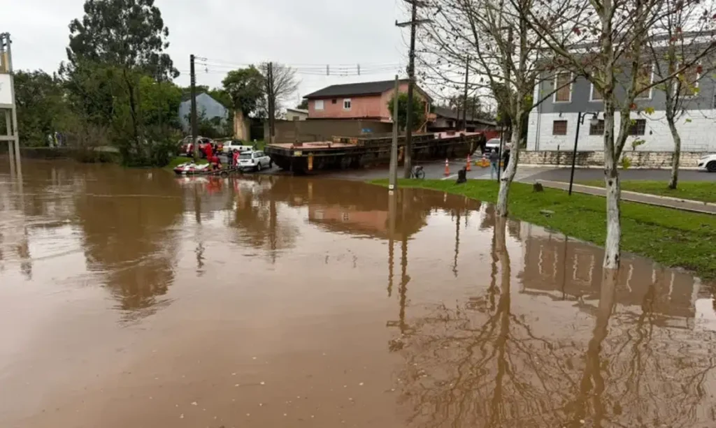 Defesa Civil oficializa emergência em cidades gaúchas após destruição por temporais