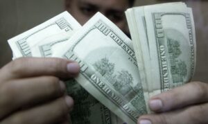Dólar fecha julho em baixa de quase 2% em meio a tensões globais