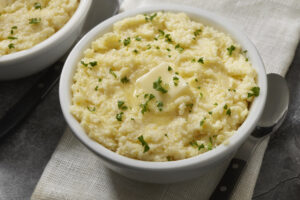 Eleve o nível do seu jantar com esta receita de purê de batata ao alho assado