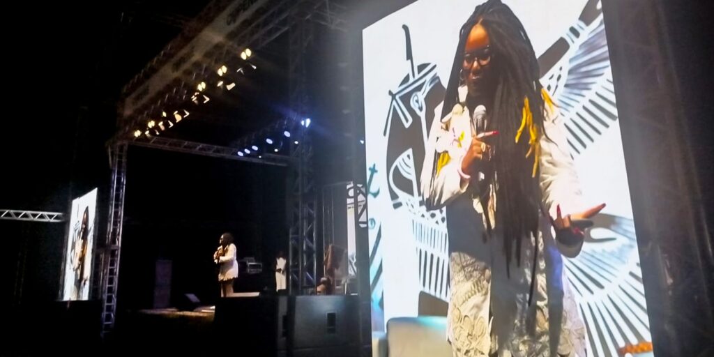 Escritora Carla Akotirene critica visão simplificada do racismo e aponta violência estrutural