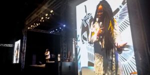 Escritora Carla Akotirene critica visão simplificada do racismo e aponta violência estrutural