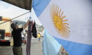 Estudo da UBA aponta que 48,9% dos jovens argentinos enfrentam pobreza, desemprego e ansiedade