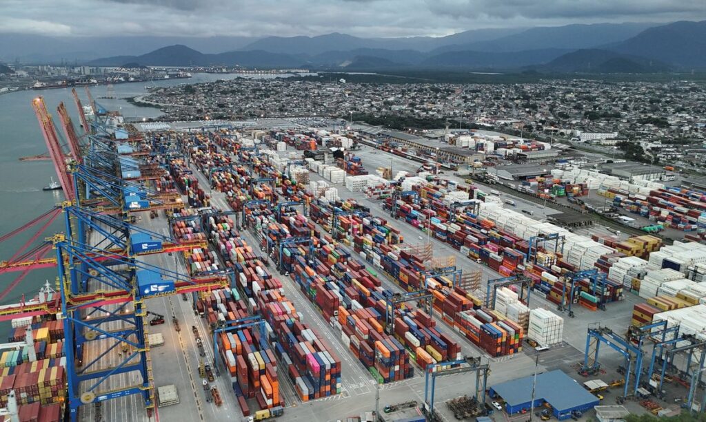 Exportações recordes impulsionam economia e reduzem déficit externo em junho