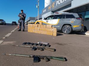 tráfico de drogas foi presa. As equipes do Tático Ostensivo Rodoviário (TOR) rea