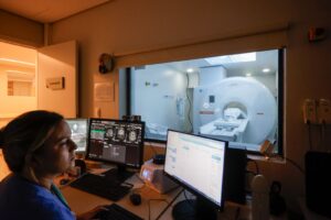 procedimentos estratégicos. A tomografia por emissão de pósitrons, o PET-CT, usa
