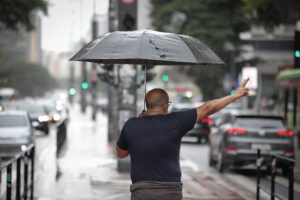Frente fria avança sobre São Paulo com previsão de chuva e queda nas temperaturas