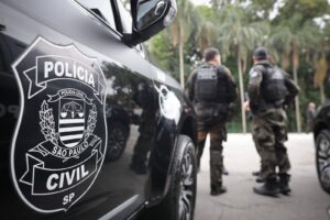 agentes da Delegacia de Investigações sobre Entorpecentes (Dise). Em sua casa fo