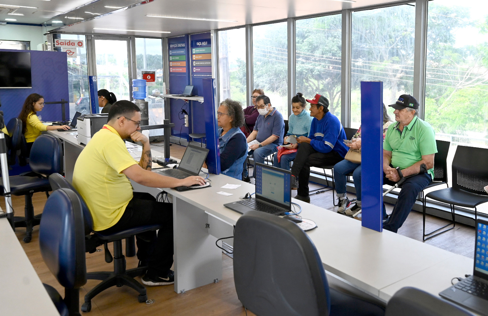 Poupatempo móvel oferece serviços em feira de empregos na capital paulista