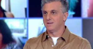 Luciano Huck sofre perrengue ao vivo no Domingão após clima de 'enterro': "É assim"