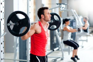 Homem fazendo musculação com barra