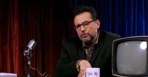 Geraldo Luís veste fio-dental em programa e surpreende apresentador: “É pequeno”