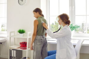 um estreitamento, compressão ou inflamação das vias aéreas, podendo estar acompa