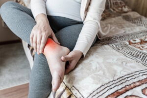 exemplo. O tratamento é indicado pelo ortopedista e pode incluir fisioterapia, m