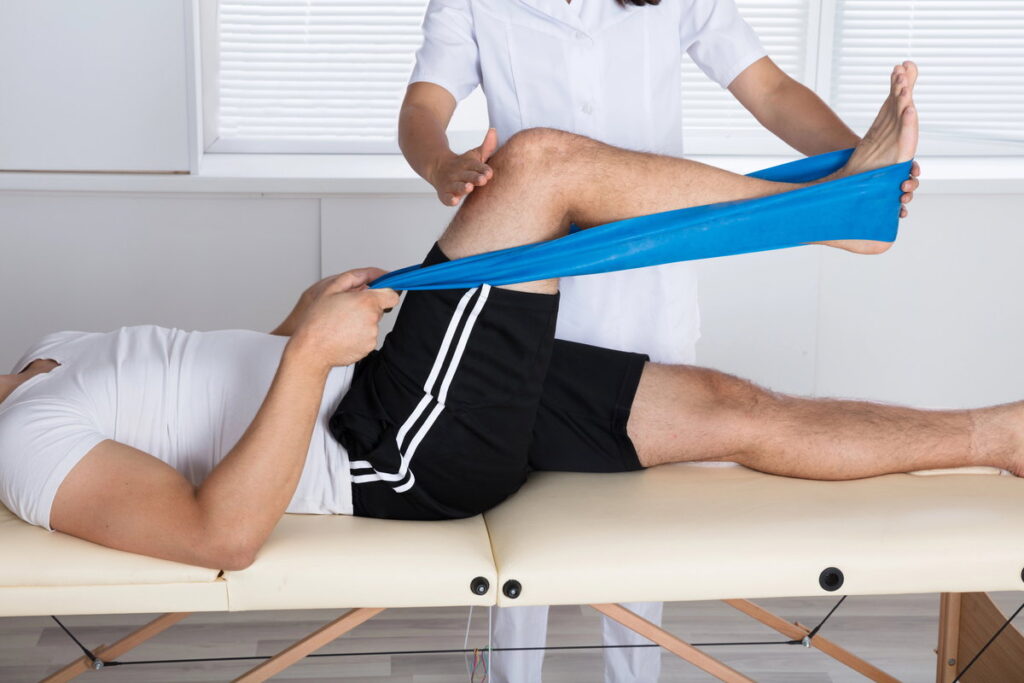 pequenos sangramentos no músculo. O tratamento da distensão muscular é feito pel