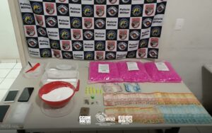 ções de cocaína e maconha, além de dinheiro e materiais para o tráfico. A Políci