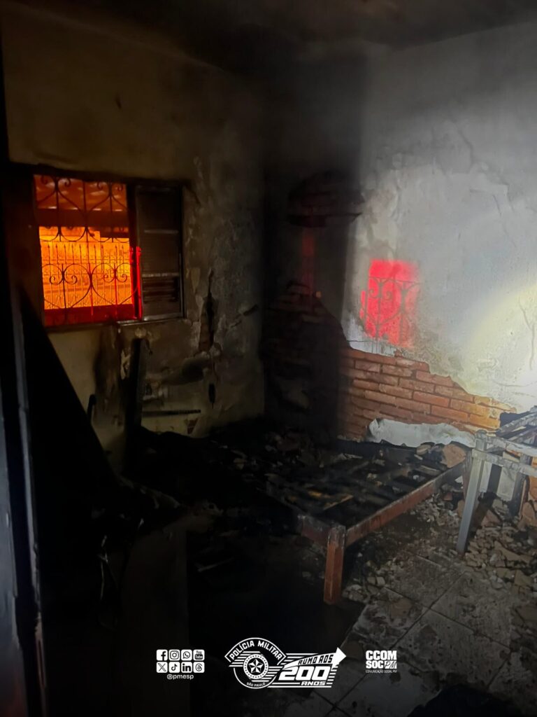 populares sobre o incêndio. Ao chegarem ao endereço, os policiais encontraram o