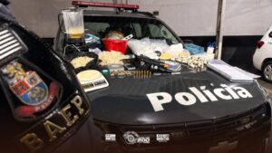 ções da droga embaladas a vácuo, dois tijolos e três tijolos médios de cocaína