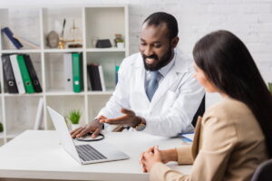exemplo, o teste de ApoB pode ser solicitado quando o colesterol LDL está normal