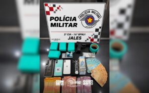 tráfico de drogas. O criminoso, que saía de uma residência carregando uma sacola