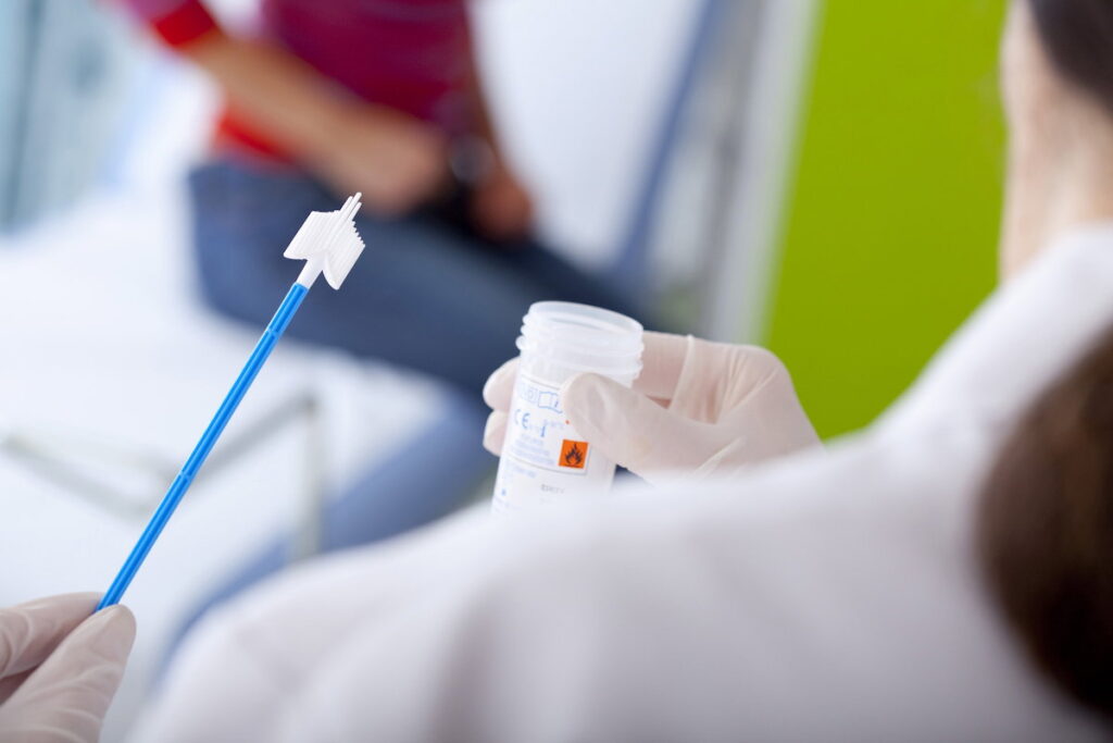 bactérias transmitidas durante a relação sexual, como Neisseria gonorrhoeae e Ch