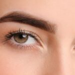 Sobrancelhas volumosas sem maquiagem: o truque da máscara em gel que viralizou