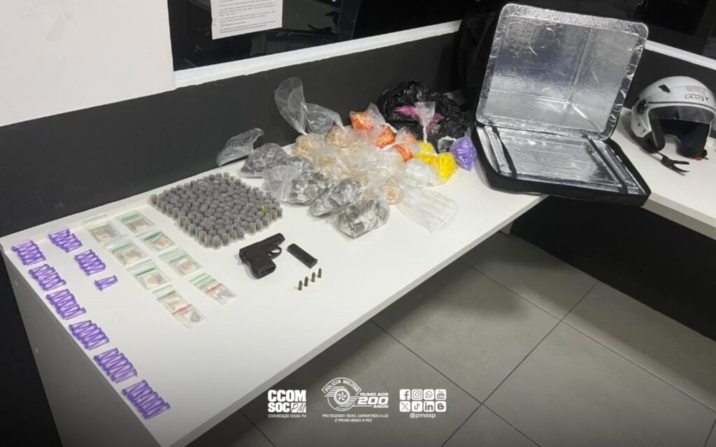 tráfico de drogas e posse ilegal de arma de fogo em Sorocaba. A abordagem ocorre