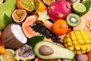 exemplo. Os benefícios das frutas se devem ao fato de estes alimentos terem ótim
