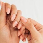 Cuidados com as unhas: o uso do óleo de rícino e limão na rotina de beleza