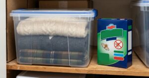 A utilização segura da naftalina requer recipientes vedados para evitar a contaminação do ambiente residencial. – Imagem gerada por IA