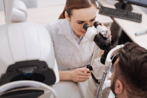 uma alteração que pode deixar a visão embaçada. Nesse procedimento, o laser Nd:Y