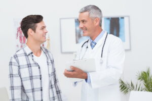 traumas, acidentes, queimaduras ou doenças, além de ser uma opção para homens tr