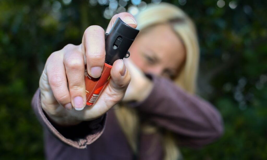 Especialistas criticam liberação de spray de pimenta como medida de segurança para mulheres