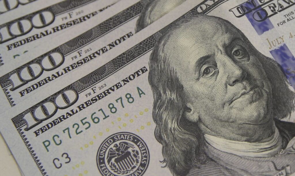 Dólar encosta em R$ 5,10 com impacto de tarifas dos EUA e instabilidade global