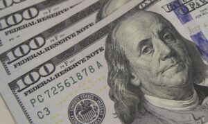 Dólar encosta em R$ 5,10 com impacto de tarifas dos EUA e instabilidade global
