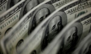 Tensão global impulsiona dólar a R$ 5,11 e freia bolsa brasileira em dia de alta do petróleo