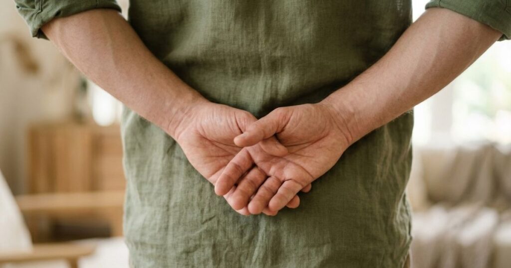 O que a psicologia revela sobre caminhar com as mãos atrás das costas