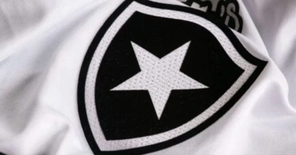 Botafogo avalia rescisão de contrato com zagueiro Bastos após ausência prolongada