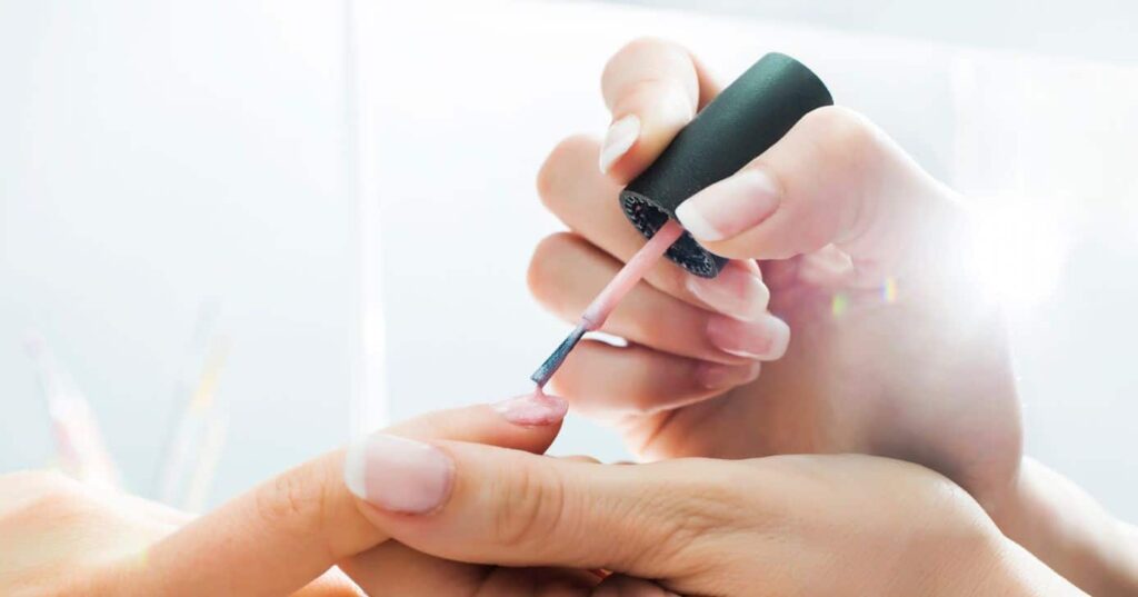 Esmalte duradouro: a técnica japonesa que revoluciona a manicure e protege as unhas