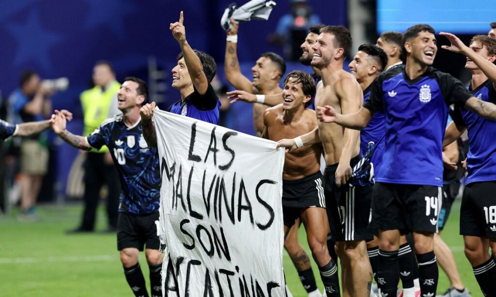 Jogadores argentinos e a faixa das Malvinas: o gesto que reacende uma disputa histórica
