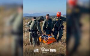 Águia da PM resgata motociclista ferido em trilha de difícil acesso em Campos do Jordão neste sábado